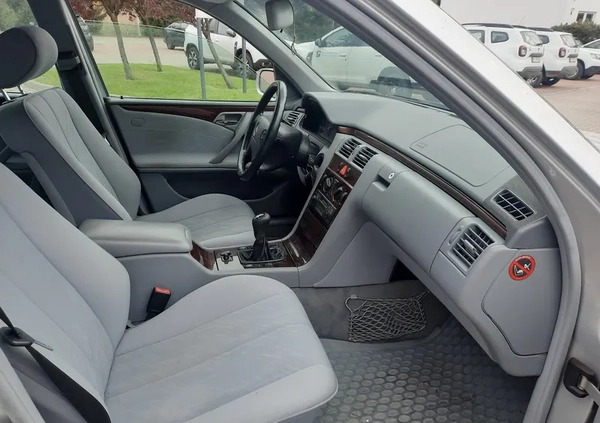 Mercedes-Benz Klasa E cena 9900 przebieg: 222000, rok produkcji 1999 z Leżajsk małe 232